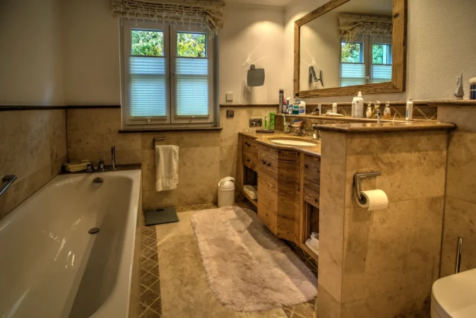 Altholz und Naturstein - Ein Bad mit Travertin