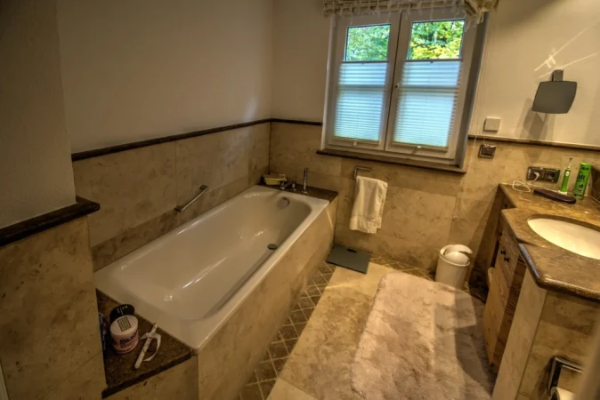 Altholz und Naturstein - Ein Bad mit Travertin