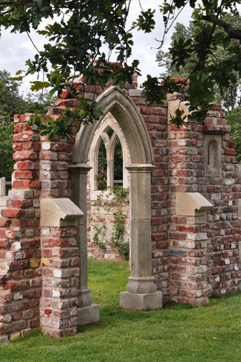 Gartenruine Gothischer Bogen