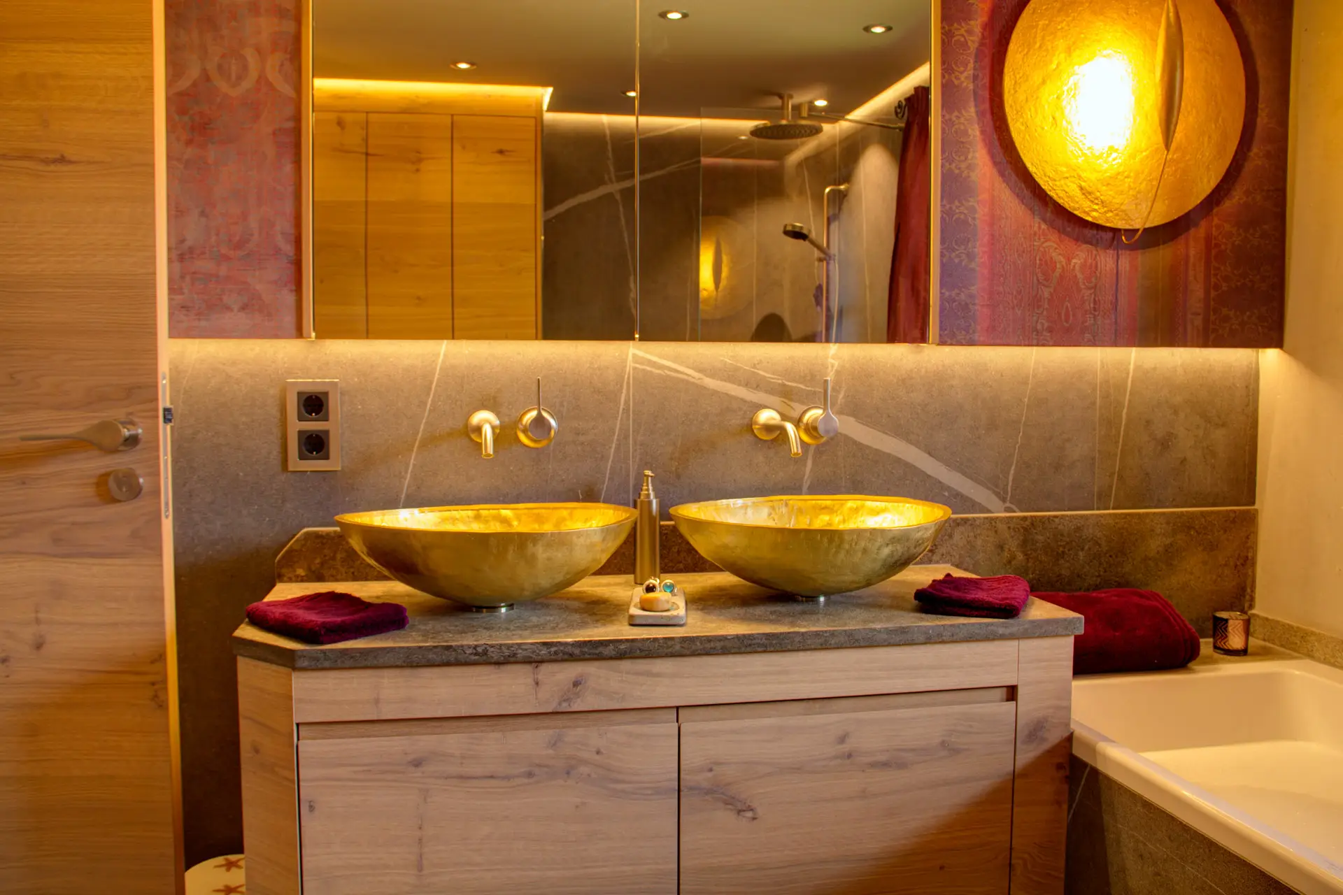 Badezimmermodernisierung in München – Premium-Bad mit goldenen Glaswaschtischen und exklusivem Design