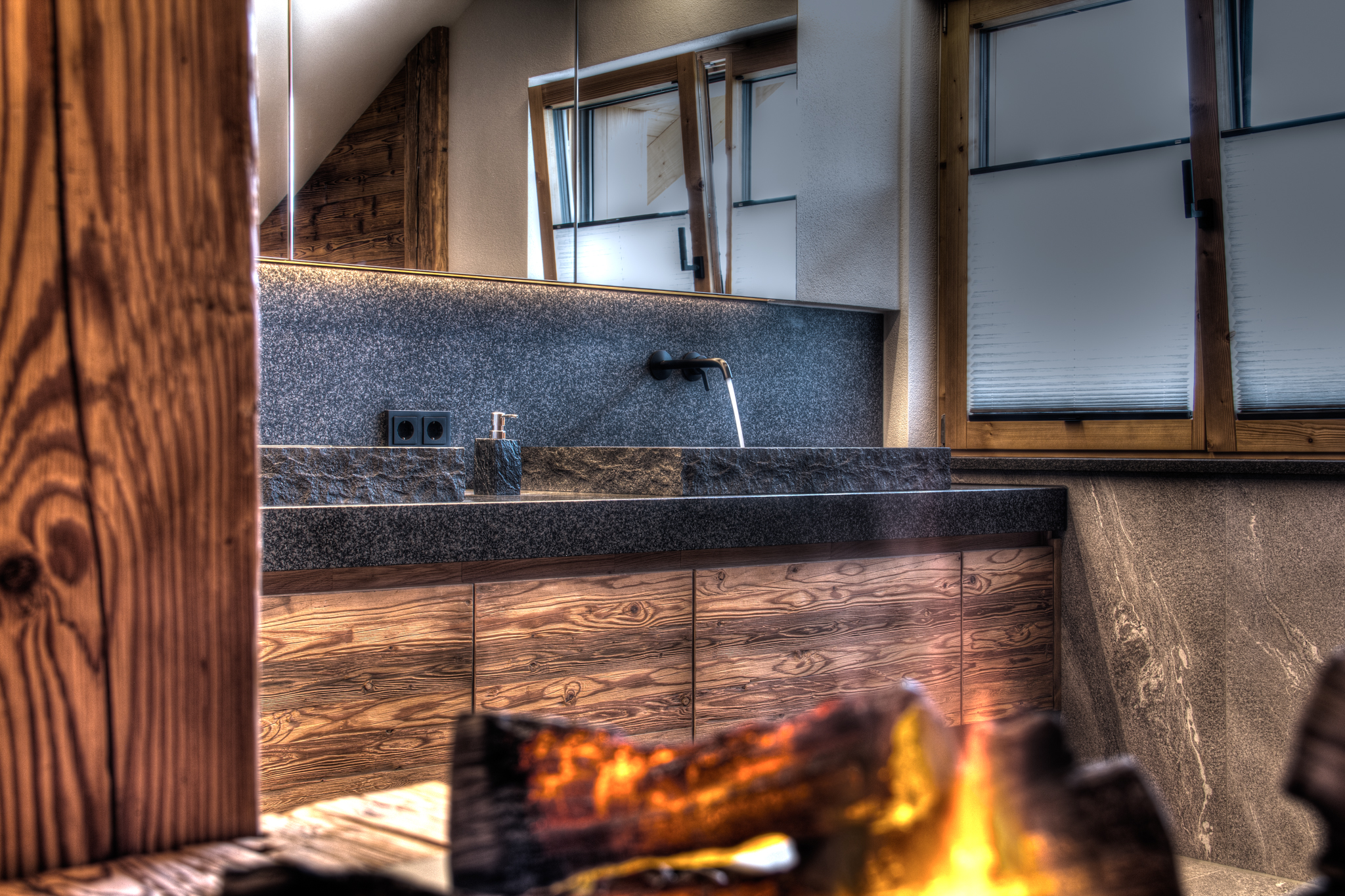 Badmodernisierung in München – exklusives Chalet-Bad mit Altholz und modernem Design