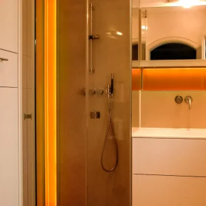 Kleines Duschbad, welches umgehend renoviert wurde, in München