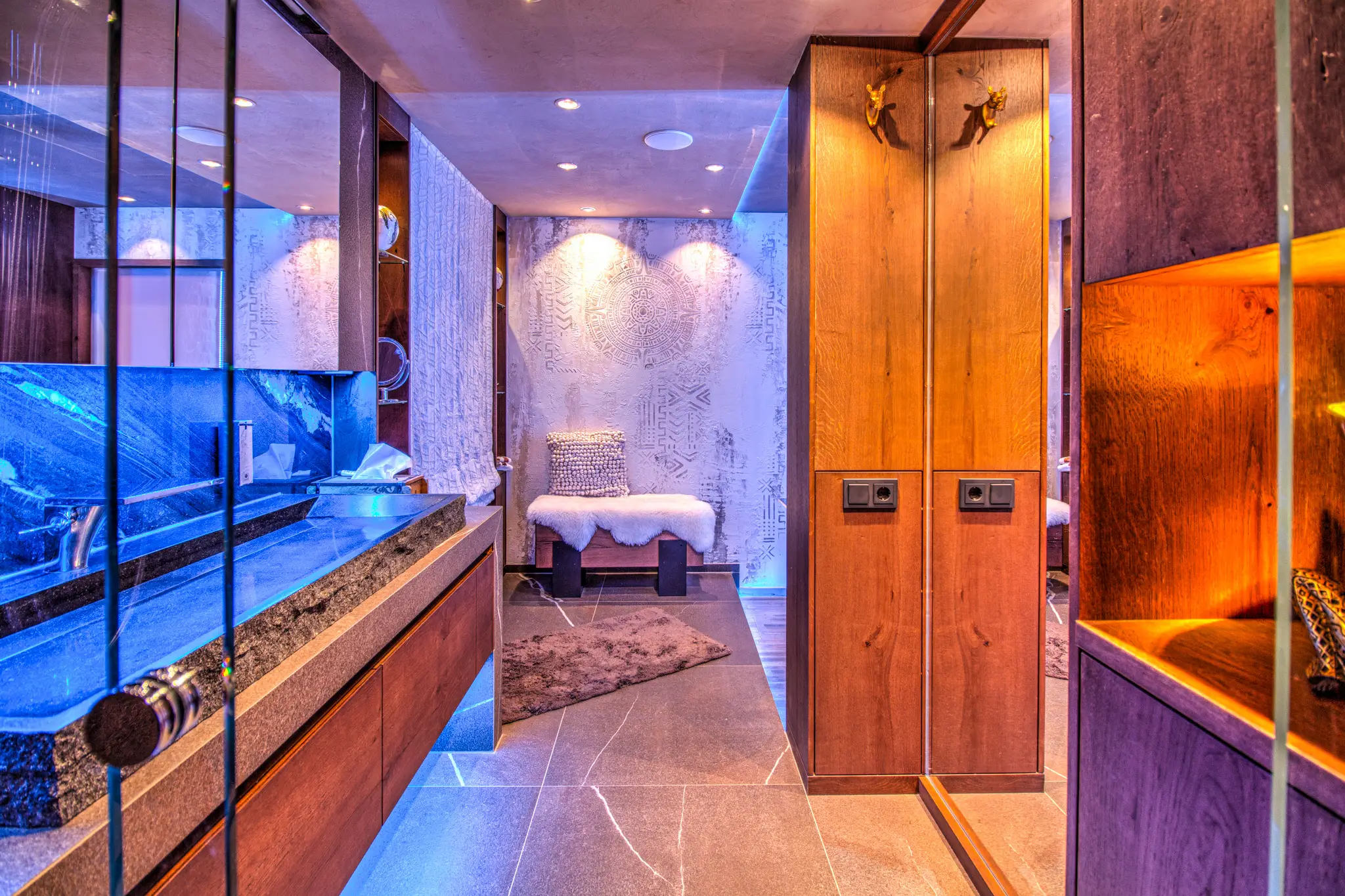 Badrenovierung in München – modernes Africa-Bad mit ausgefallener Wandgestaltung und einzigartigem Design