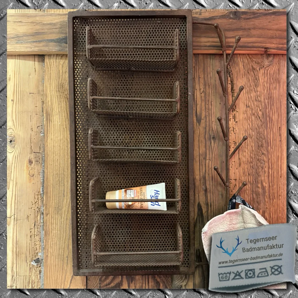 Board Strong
Erleben Sie den einzigartigen Charme des Industriestils, Lofts und Altholzdesigns mit unserem Wand-Board Strong.
Dieses Ablageboard aus rostigem Eisen, für die Befestigung an der Wand vereint Funktionalität und Ästhetik auf beeindruckende Weise und passt perfekt zu modernen Wohn- und stylischen Bad-Konzepten.
Die seitlichen Haken bieten nicht nur Platz für Handtücher und Waschlappen, sondern verleihen dem Board auch eine praktische Note. Mit einer Größe von 58 cm Höhe, 40 cm Breite und 8 cm Tiefe fügt sich das Board Strong mühelos in verschiedene Räumlichkeiten ein.
Die Lochplatte aus rostigem Eisen und die fünf kleinen Metallkorbablagen verleihen dem Board einen industriellen Charme und bieten stilvolle Aufbewahrungsmöglichkeiten.
Kombinieren Sie das Board Strong mit unserem Spiegel Strong für ein durchdachtes und harmonisches Design in Ihrem Badezimmer, Gäste-WC oder in der Küche. Der Spiegel Strong ergänzt das rostige Industrie-Flair perfekt und sorgt für eine stimmige Gesamtoptik.
Gestalten Sie Ihre Räume mit dem Board Strong und Spiegel Strong im einzigartigen Industrial-Chic und setzen Sie stilvolle Akzente, die Ihren persönlichen Wohnstil unterstreichen.
Link zum Spiegel Strong