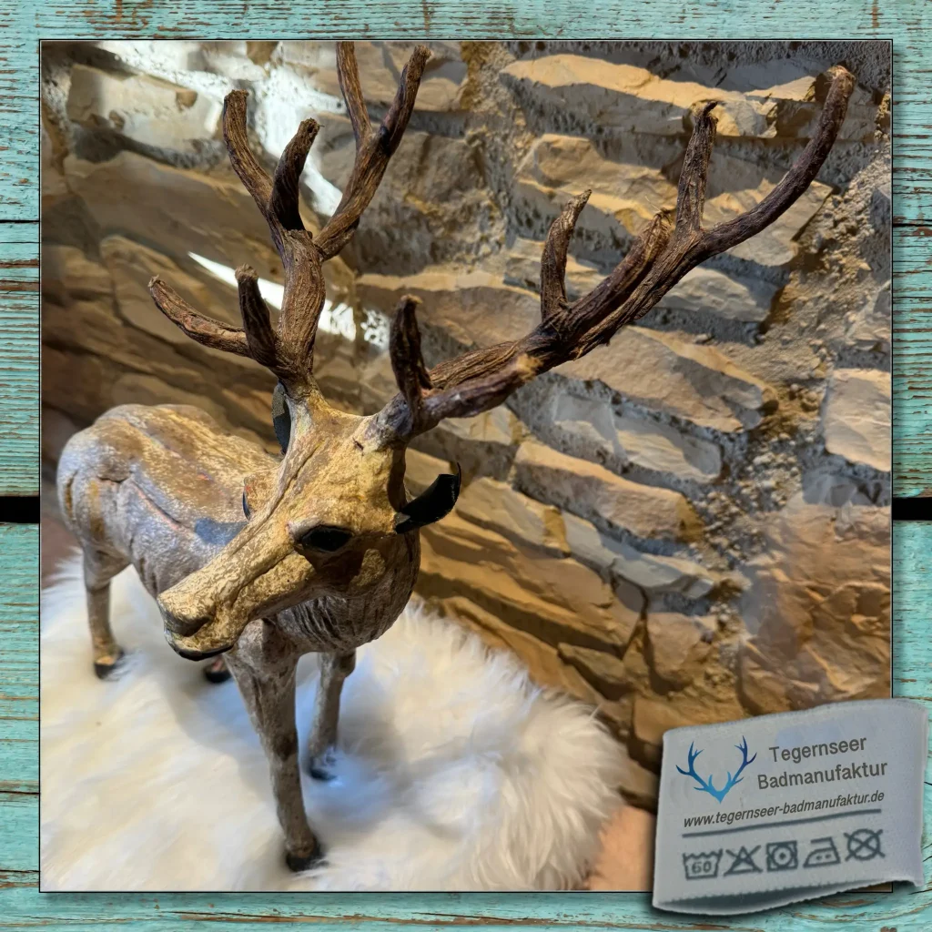 Hirsch Silvaner
künstlerisches Dekorationsobjekt
Der dekorative Hirsch Silvaner, aus hochwertigem Zellulose-Material begeistert durch seine kunstvolle Handarbeit und die einzigartige Patinierung in strahlendem Weiß.
Mit seinen Maßen von 49 cm Länge, 40 cm Höhe und 26 cm Breite ist er ein vielseitiges Dekorationselement für Ihren Wohnbereich.
Die liebevolle künstlerische Gestaltung macht den Hirsch zu einem einzigartigen Blickfang, der sich nahtlos in unterschiedliche Dekorationsideen einfügt.
Ob im Wohnzimmer, Flur oder Altholzbadezimmer – Hirsch Silvaner setzt stilvolle Akzente und verleiht jedem Raum eine besondere Note.
Auch zu Weihnachten ist er ein wundervolles dekoratives Element
Dieser handgefertigte Hirsch verbindet anspruchsvolles Design mit hochwertigem Material, um Ihren Wohnraum individuell zu gestalten. Nutzen Sie die kreative Vielfalt des Silvaner für eine einzigartige Atmosphäre in Ihrem Zuhause.
