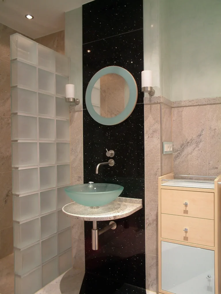 Zeitloses Design haben wir damals in diesem kleinen Duschbad in einer Kombination aus Naturstein Kashmere White und Kunststein mit Spiegelsplitter geschaffen. Der freischwebende und offen platzierte Waschtisch, in Kombination mit einer Edelstahl- Waschtischarmatur wirkt sehr Stylisch und ist obendrein sehr pflegeleicht.